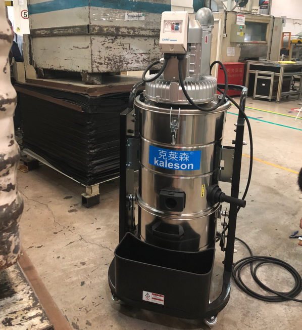 工廠流水線焊接工業(yè)吸塵器使用現(xiàn)場圖 工廠流水線焊接工業(yè)吸塵器使用現(xiàn)場圖