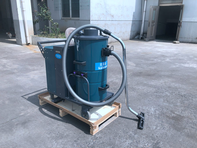 電瓶式工業(yè)吸塵器使用常識(shí)