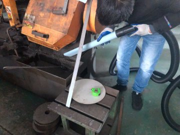 工廠應(yīng)該如何選擇工業(yè)吸塵器?