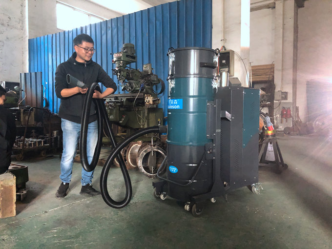 大功率工業(yè)吸塵器使用現(xiàn)場(chǎng) 大功率工業(yè)吸塵器使用現(xiàn)場(chǎng)